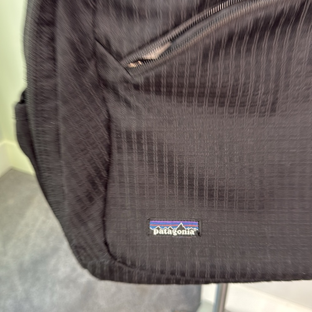Patagonia Black Duffle EUC Large - Picture 3 of 9